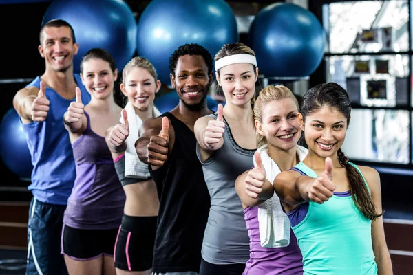 Lächelnder Fitness-Kurs posiert gemeinsam — Stockfoto
