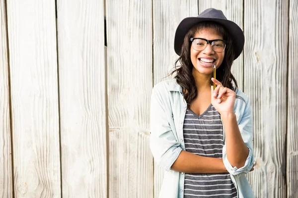 Frau posiert mit Brille und Hut — Stockfoto