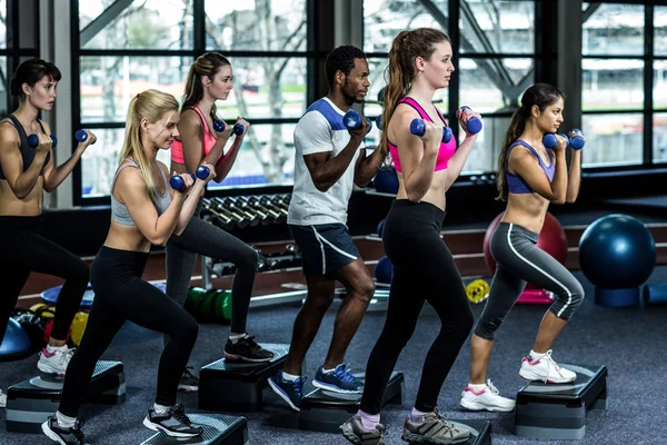 Ajuste grupo sonriente haciendo ejercicio —  Fotos de Stock