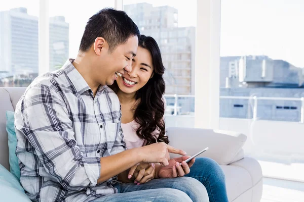 Pareja usando teléfono inteligente — Foto de Stock