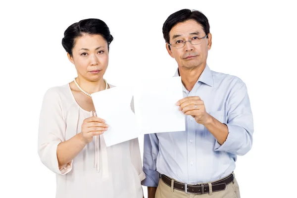 Paar hält zerrissenes Papier in der Hand — Stockfoto