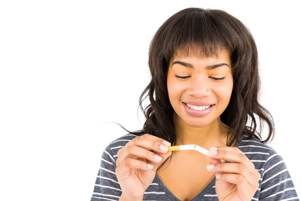 Mujer casual rompiendo un cigarrillo — Foto de Stock