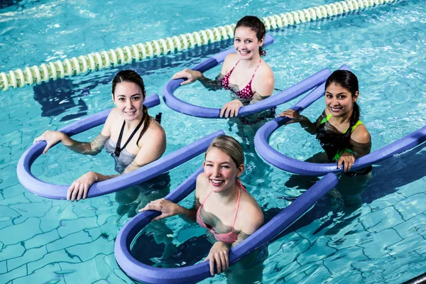 Boldog fitness osztály csinál vízi aerobik — Stock Fotó