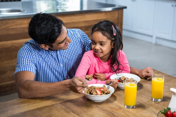 Pai feliz tomando café da manhã com sua filha — Fotografia de Stock