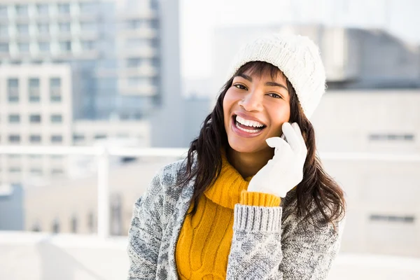 Mulher sorridente vestindo roupas de inverno e ter um telefonema — Fotografia de Stock