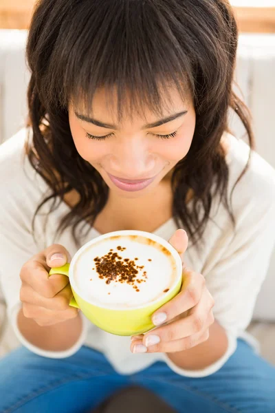 Mooie vrouw geniet van een cappuccino — Stockfoto