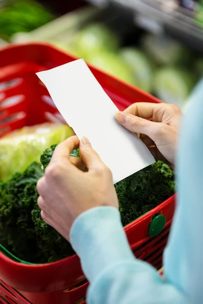 Mid sectie van een vrouw met boodschappenlijst — Stockfoto