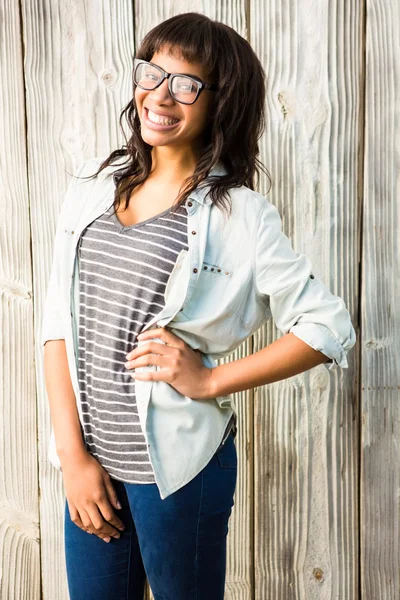 Mujer casual sonriente posando con gafas —  Fotos de Stock