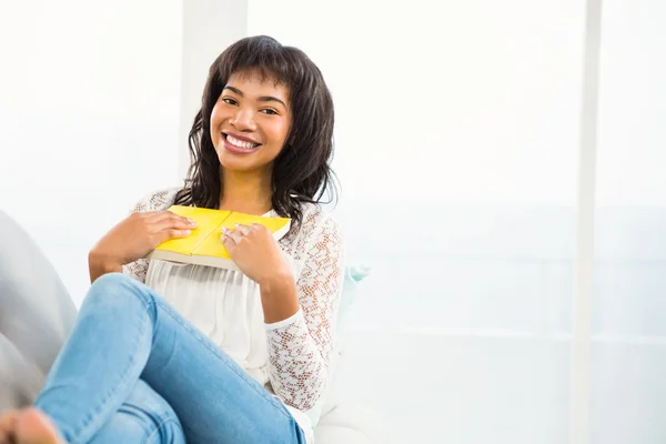 Casual sorrindo mulher segurando um livro — Fotografia de Stock