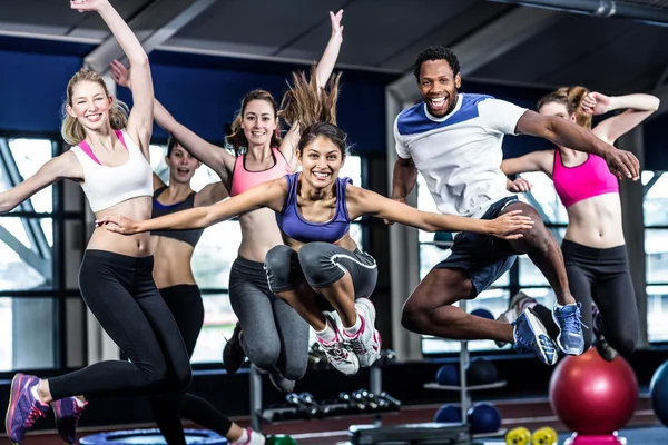 Fitte Gruppe lächelt und springt — Stockfoto