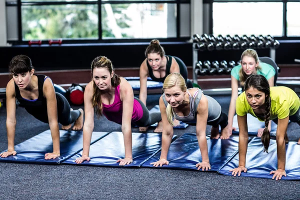 Fit lächelnde Gruppe beim Stretching — Stockfoto