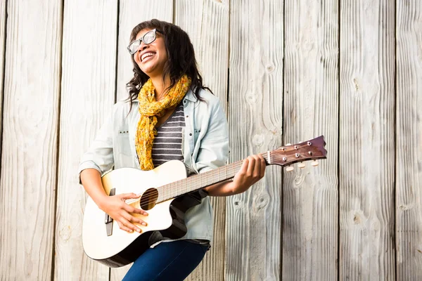 Usmíval se příležitostné žena hrající kytaru — Stock fotografie