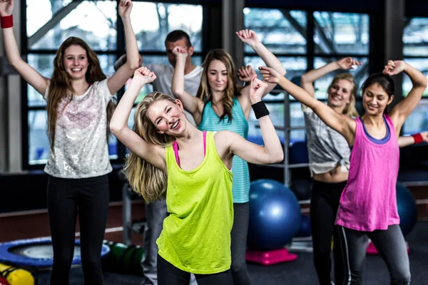 Fit groep oefenen en glimlachen — Stockfoto