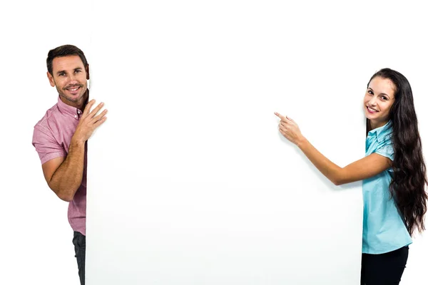 Sorrindo casal segurando folha branca — Fotografia de Stock