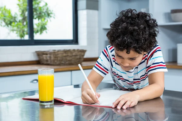 Schattig kind huiswerk — Stockfoto