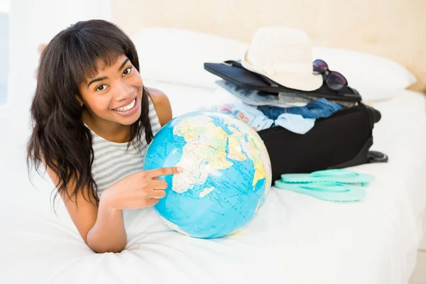 Frau berührt Globus auf dem Bett — Stockfoto