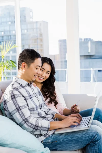 Homem e mulher usando laptop — Fotografia de Stock