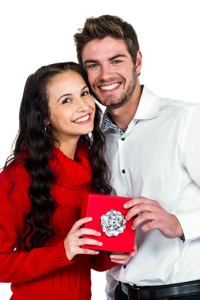 Couple souriant tenant boîte cadeau — Photo