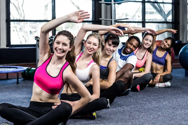 Egzersiz yaparak uygun gülümseyen grup — Stok fotoğraf