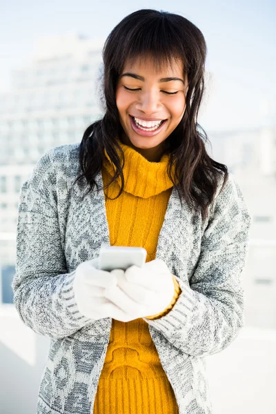 Leende kvinna bär vinterkläder — Stockfoto