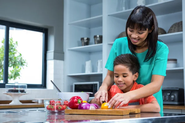 Sorrindo mãe cozinhar com seu filho — Fotografia de Stock