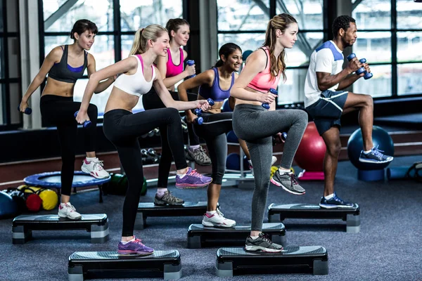 Ajuste grupo sonriente haciendo ejercicio —  Fotos de Stock