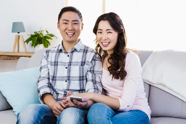 Sonriente pareja relajándose en el sofá —  Fotos de Stock