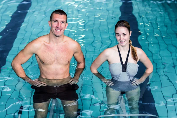 Sorridente coppia facendo acqua aerobica — Foto Stock