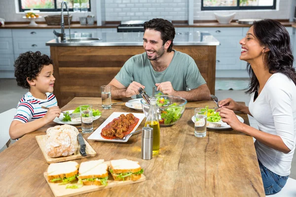 Família feliz almoçando juntos — Fotografia de Stock