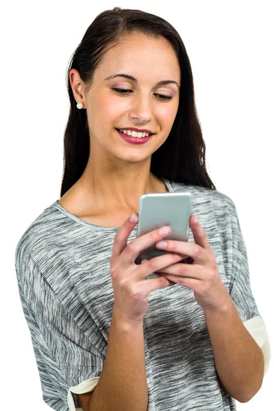 Mujer sonriente usando smartphone — Foto de Stock