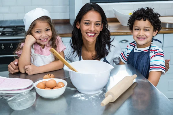 Mère souriante dans la cuisine avec ses enfants — Photo