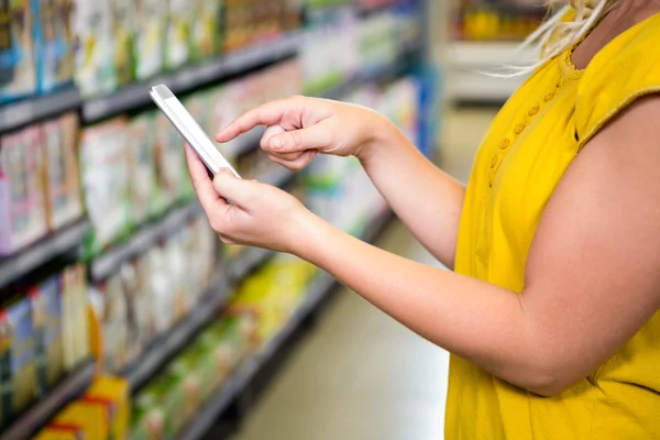 Ausgeschnittene Ansicht einer Frau mit ihrem Smartphone — Stockfoto