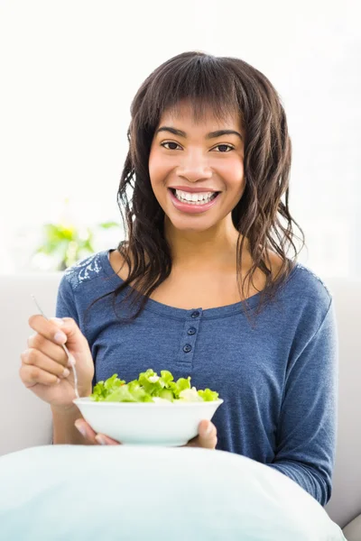 サラダを食べるカジュアルな笑顔の女性 — ストック写真
