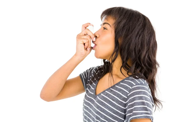 Casual vrouw met behulp van haar inhalator — Stockfoto