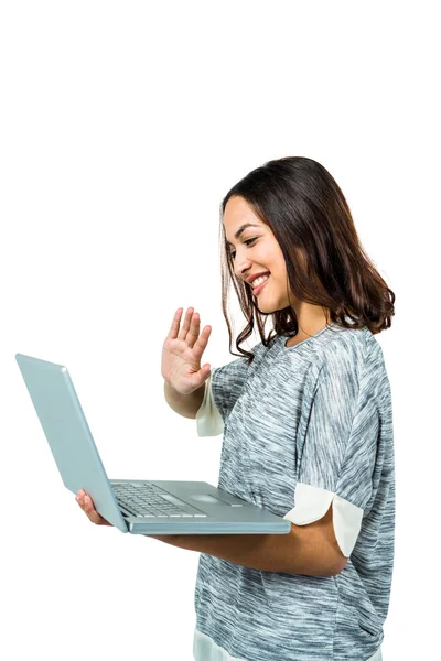 Χαμογελαστή γυναίκα χειρονομώ κρατώντας το laptop — Φωτογραφία Αρχείου