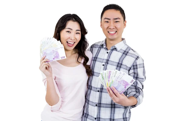 Retrato de feliz pareja alegre sosteniendo el dinero — Foto de Stock