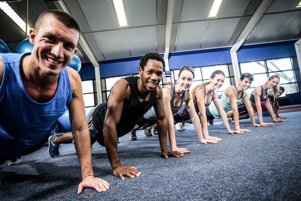 Encaixe pessoas trabalhando fora na classe de fitness — Fotografia de Stock