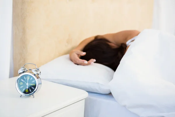 Mulher sonolenta em sua cama — Fotografia de Stock