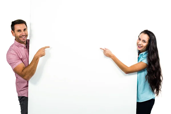 Sorrindo jovem casal segurando folha branca — Fotografia de Stock