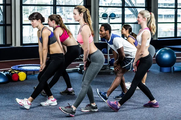 Ajuste grupo sonriente haciendo ejercicio — Foto de Stock