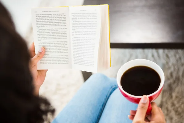 Mulher com livro de leitura de café — Fotografia de Stock