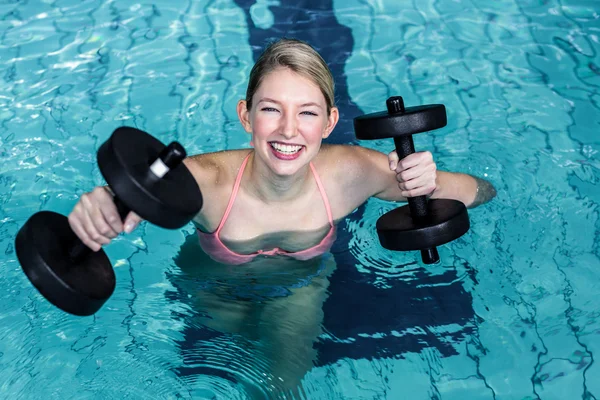Sorrindo mulher apto fazendo aeróbica aqua — Fotografia de Stock