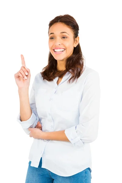 Sonriente mujer casual señalando hacia arriba — Foto de Stock