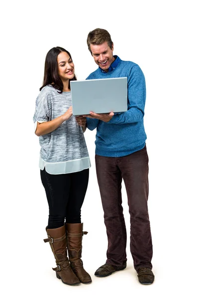 Sorrindo homem e mulher usando laptop — Fotografia de Stock