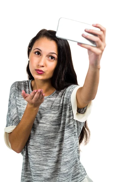 Joven mujer soplando beso mientras toma selfie — Foto de Stock