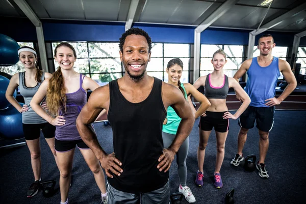 Sorrindo classe de fitness posando juntos — Fotografia de Stock