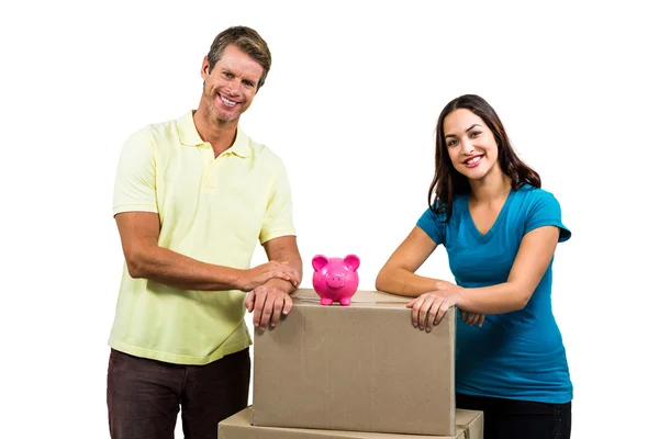 Retrato de casal sorridente com caixas — Fotografia de Stock