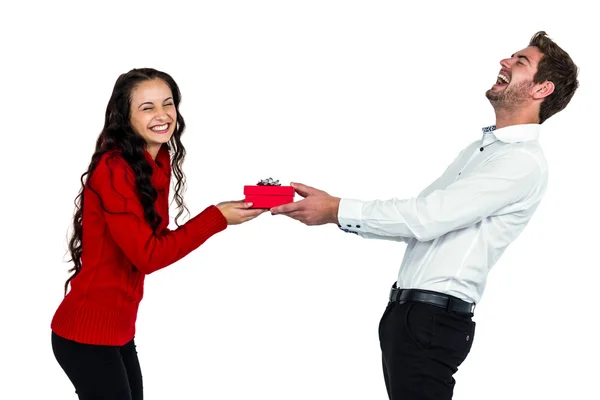 Glückliches junges Paar hält Geschenkbox — Stockfoto