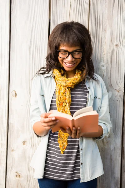 Usmívající se neformální žena čte knihu — Stock fotografie