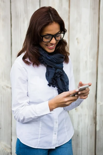 Mujer hipster sonriente usando teléfono inteligente — Foto de Stock